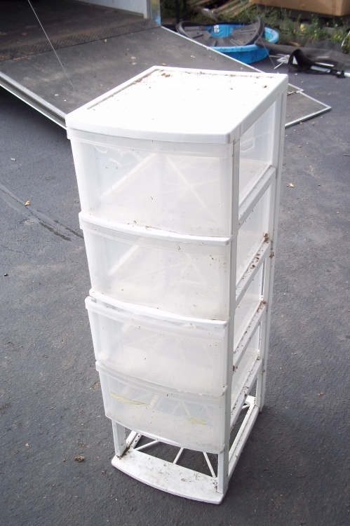 lot 326 image: Plastic 5 drawer shelf unit 41 inches tall  bottom drawer missing
