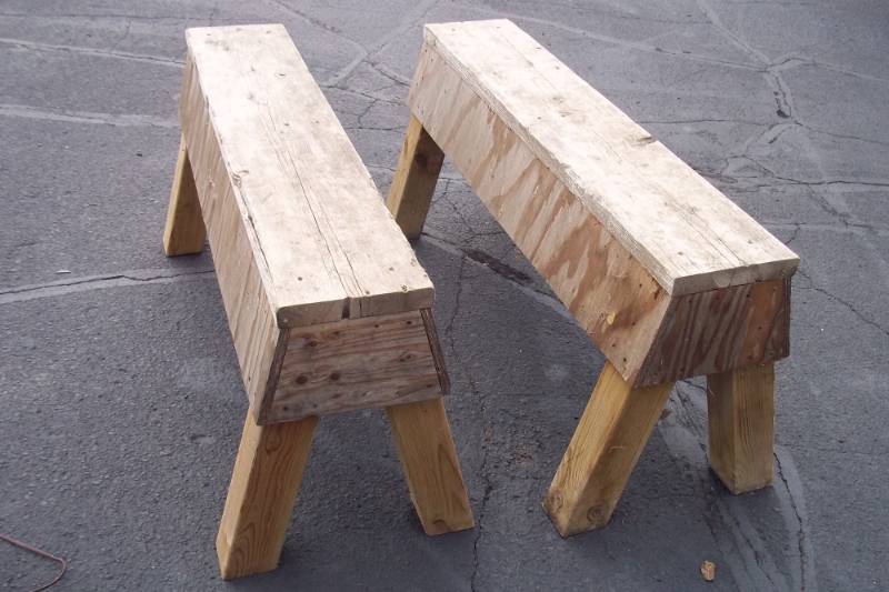 lot 328 image: Heavy Duty Saw Horses  4 ft wide x 22 inches tall