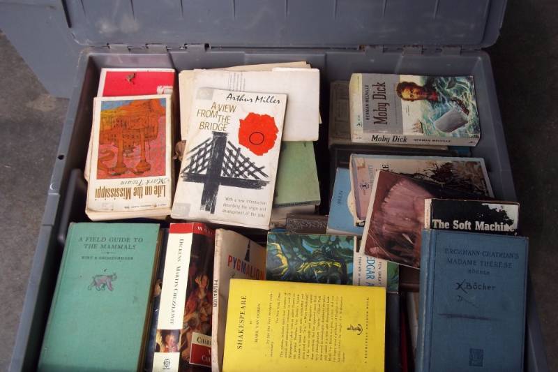 lot 331 image: Tote of Books includes tote
