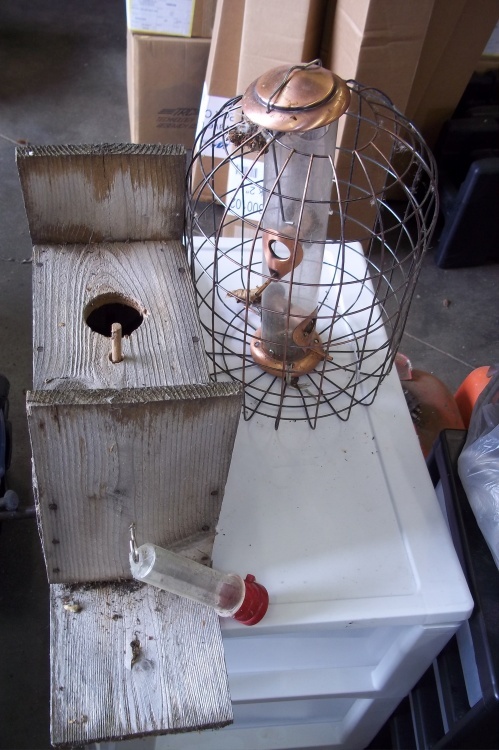 lot 333 image: Birdhouse and feeder