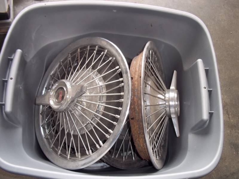 lot 336 image: Lot of 4 Oldsmobile Hub Caps includes tote