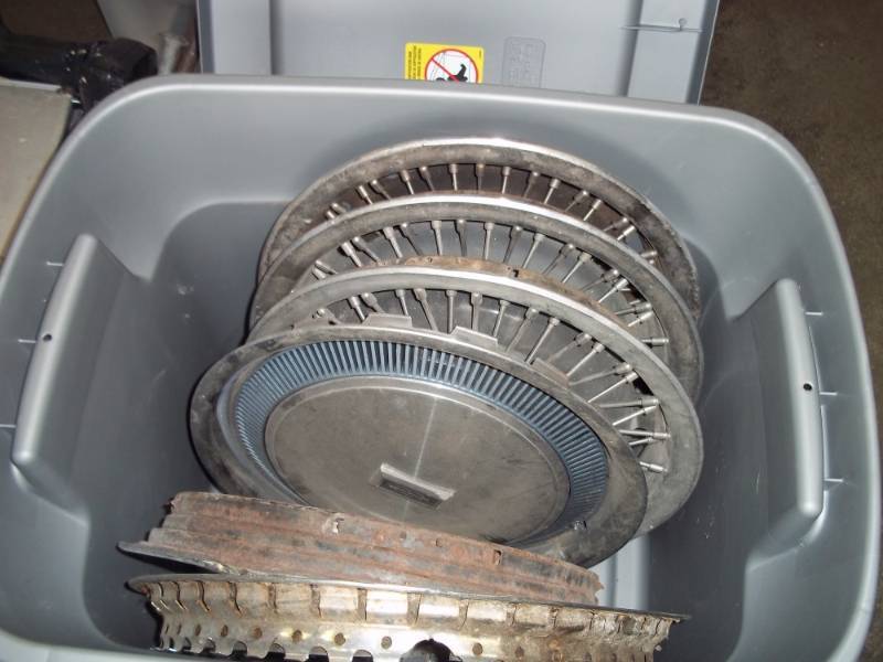 lot 338 image: Assorted Hub caps includes tote
