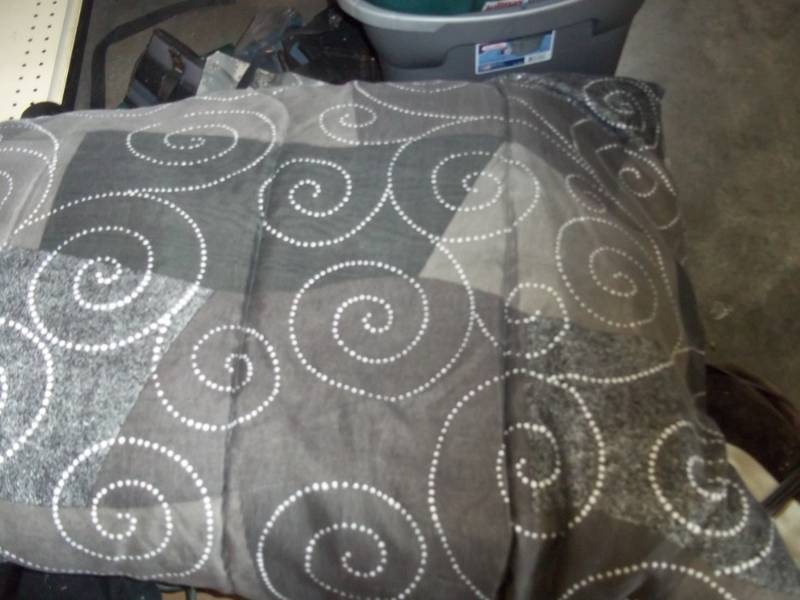 lot 346 image: Black Stripped Quilt
