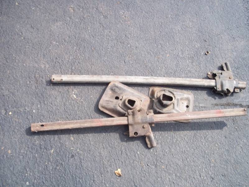 lot 352 image: Set of car jacks