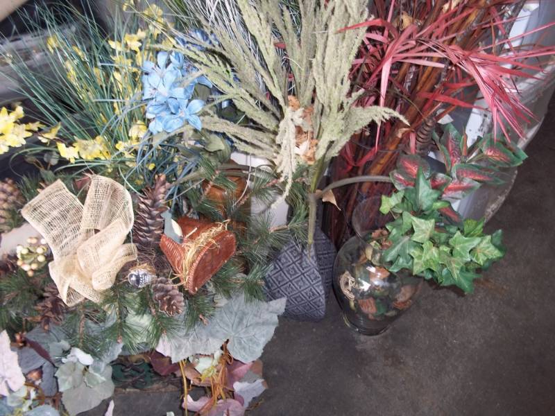 lot 355 image: Lot of vases and dcor