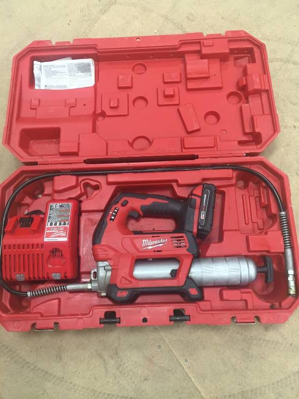 Milwaukee M18 18-Volt Lithium-Ion Cordless 2-Speed Grease Gun kit  in working conditions Model 2646-20
