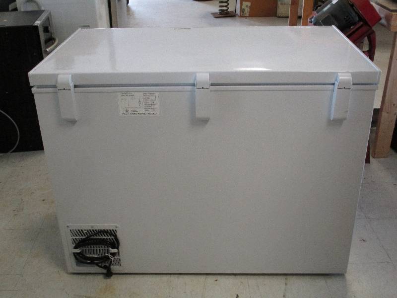 (1)-Insignia NS-CZ10WH6 10.2 Cu. Ft. Garage Ready Chest Freezer - White