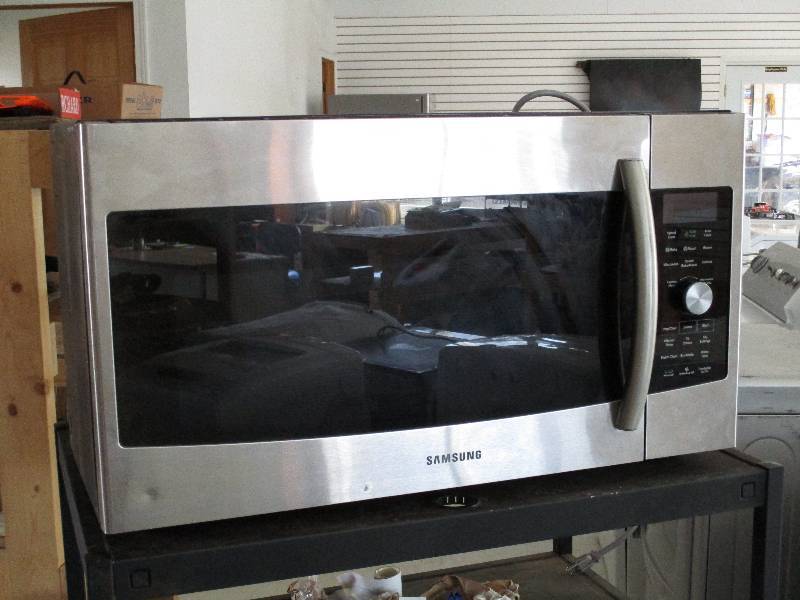 lot 11 image: Samsung Microwave