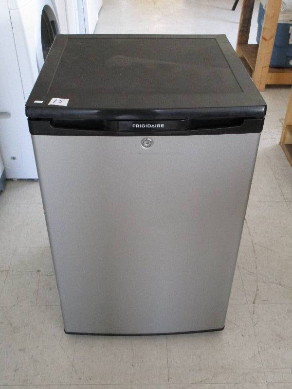 lot 15 image: Frigidaire Mini Fridge