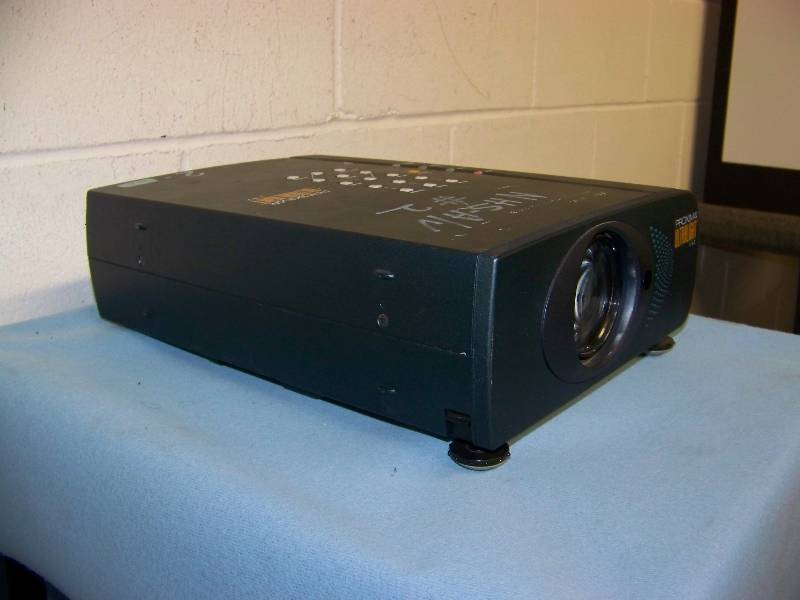 lot 27 image: Proxima, UltraLight, LS2, LCD Projector