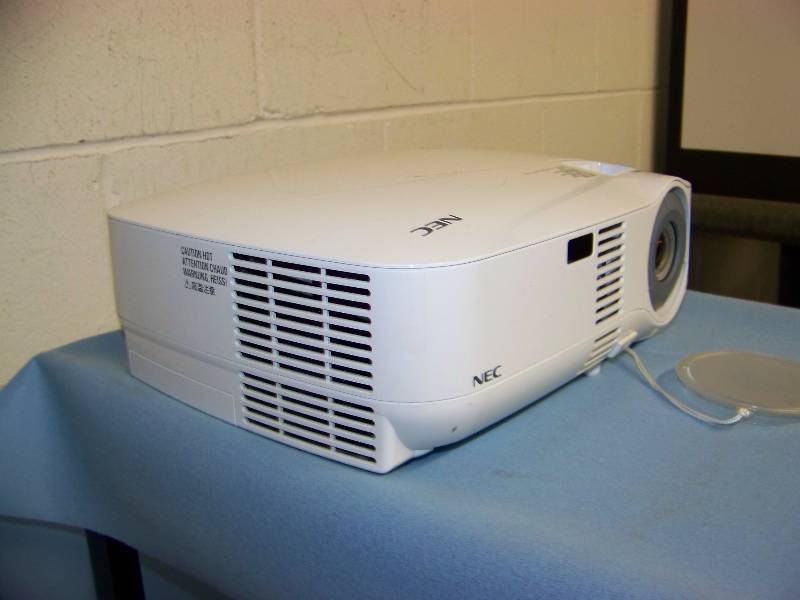 lot 22 image: NEC, VT595, LCD Projector