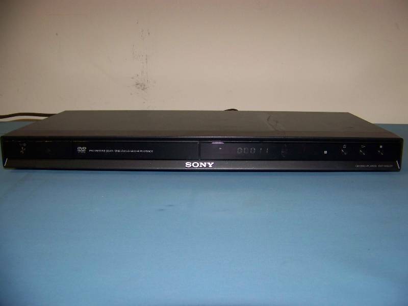 lot 47 image: Sony, DVD  VCR Combo Player with Remote Control