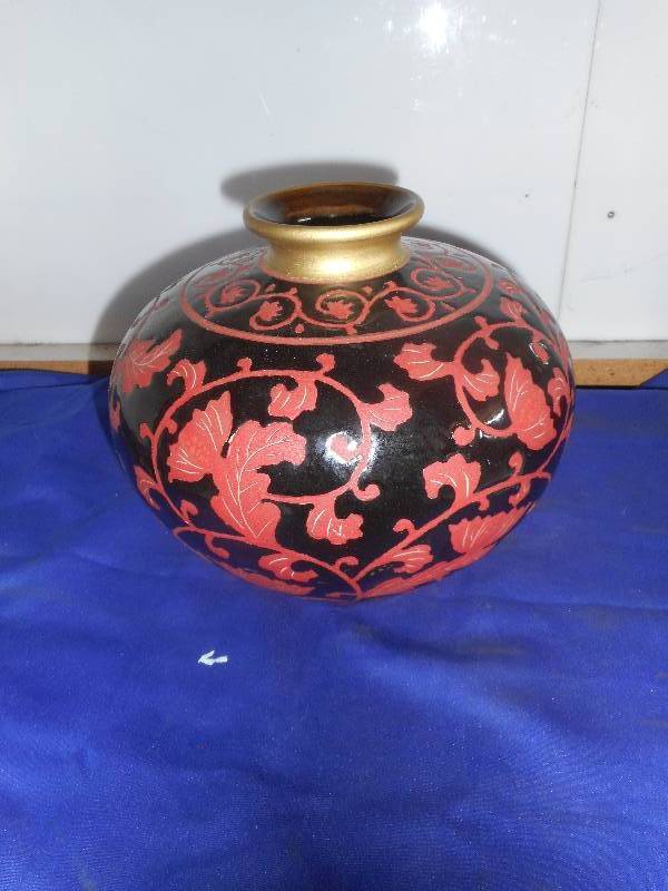 COLLECTIBLE TEXTURED VASE