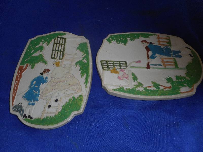 2 VINTAGE PLASTER WALL HANGINGS