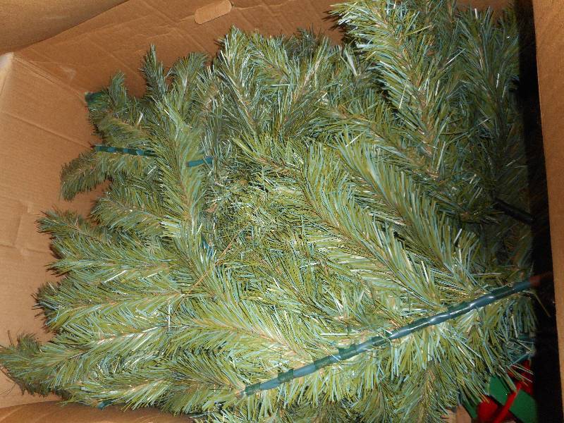 ARTIFICIAL 6 FT CHRISTMAS TREE