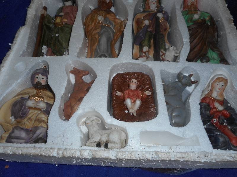 COLLECTIBLE PORCELIAN NATIVITY SET