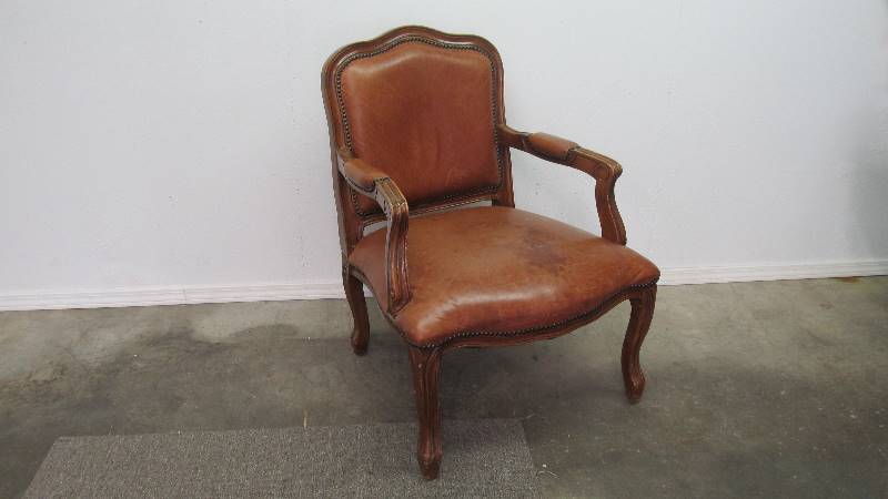 lot 7 image: Vintage Overstuffed Leather Parlor Chair