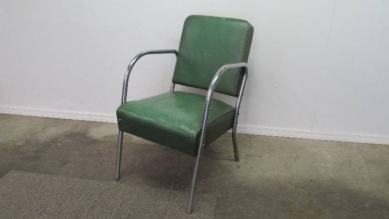 lot 8 image: Vintage Mid Century Green Vinyl & Chrome Lounge Chair