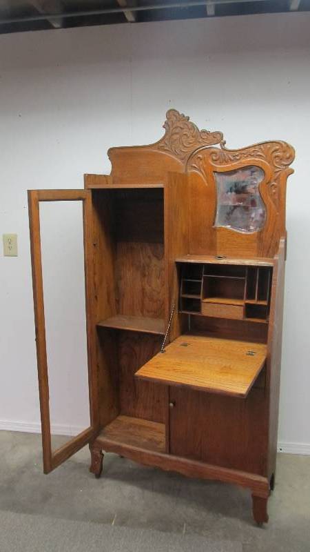 lot 9 image: Antique Gentlemans Dresser Wardrobe