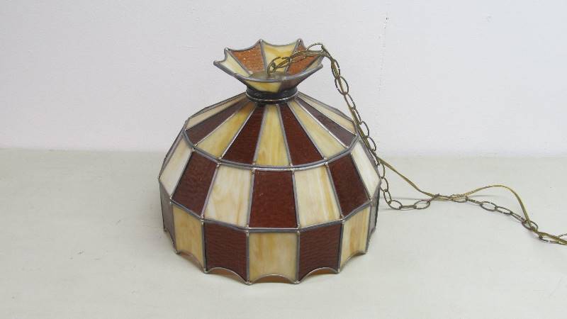 lot 10 image: Vintage Amber Slag Glass Hanging Lamp