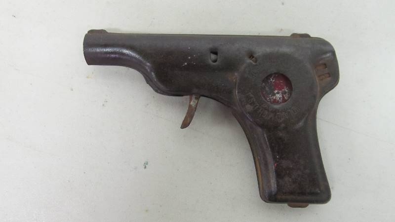 lot 21 image: Vintage Metal Scout Toy Pop Gun Patd 1919