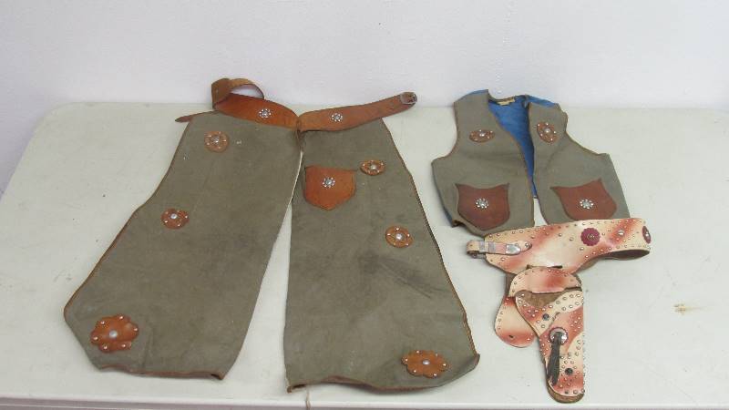 lot 24 image: Vintage 1950s Childs Cowboy Outfit wHolster