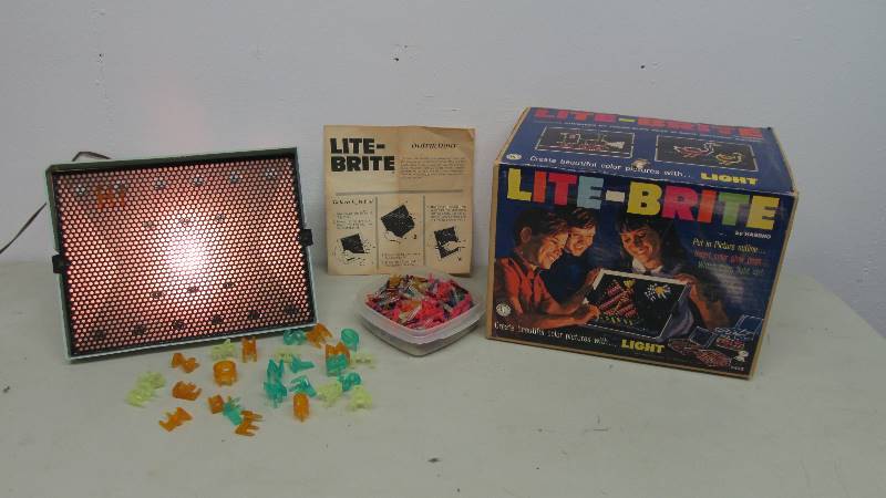 lot 26 image: Vintage 1967 Lite-Brite in Box