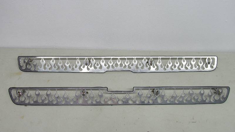 lot 38 image: Chevy SuburbanTahoe Flame Grilles