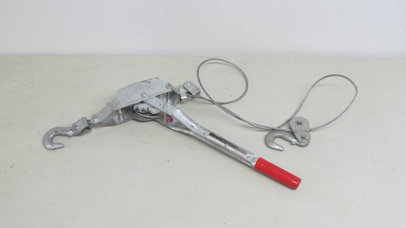 lot 40 image: American Power Pull 2 Ton Winch