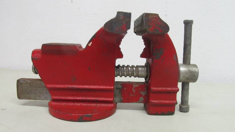 lot 42 image: Vintage Columbian No.1035 Red Bench Vise