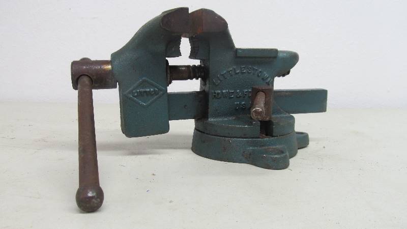 lot 43 image: Vintage Littlestown No. 900 Swivel Bench Vise