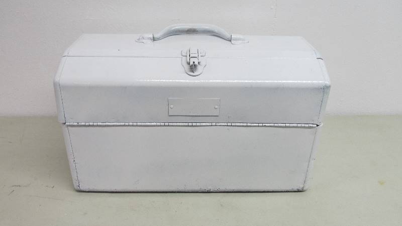 lot 47 image: Vintage White Heavy Duty Metal Tool Box