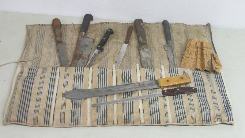 lot 53 image: Roll of Old Vintage Knives