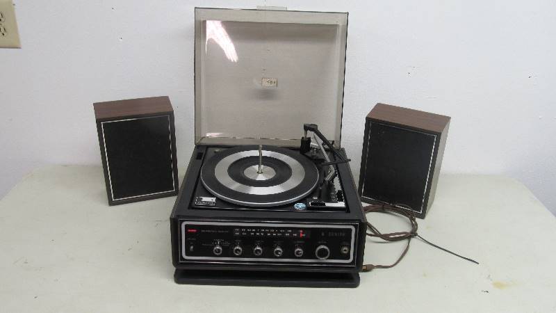 lot 56 image: Vintage Zenith J584W Turntable & Radio wSpeakers