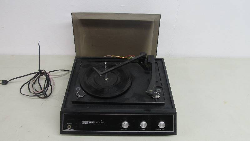 lot 57 image: Vintage Montgomery Ward Airline Turntable