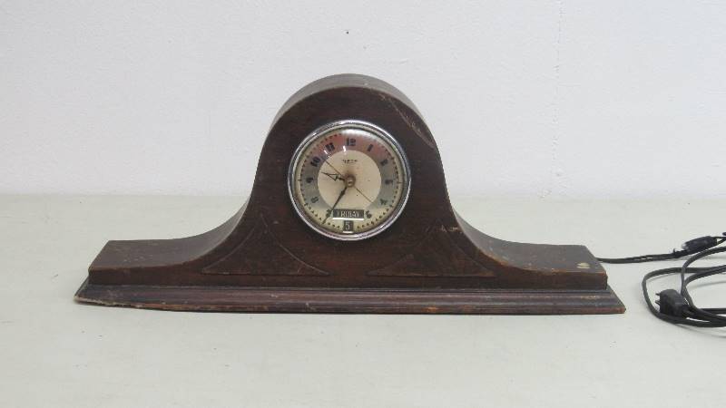lot 58 image: Vintage Deco Hammond Mantel Clock