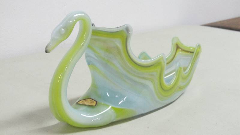 lot 60 image: Vintage Old Hickory Swirled Glass Swan Basket