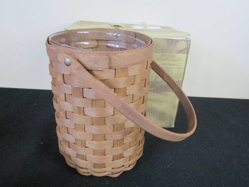 lot 3 image: Longaberger Basket