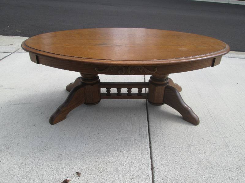 lot 7 image: Beautiful Solid Oak Coffee Table