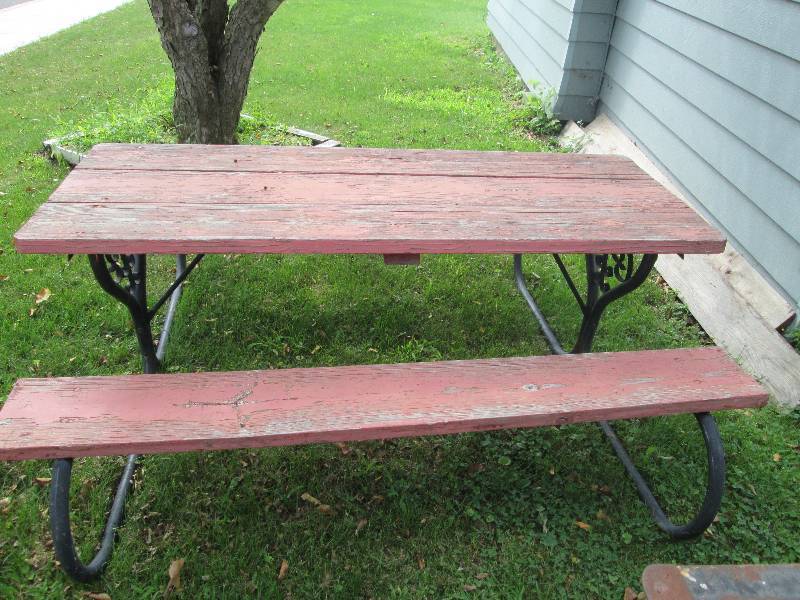 lot 11 image: Picnic Table