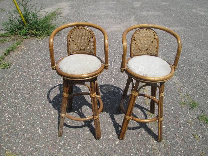 lot 9 image: Rattan & Wicker Stools