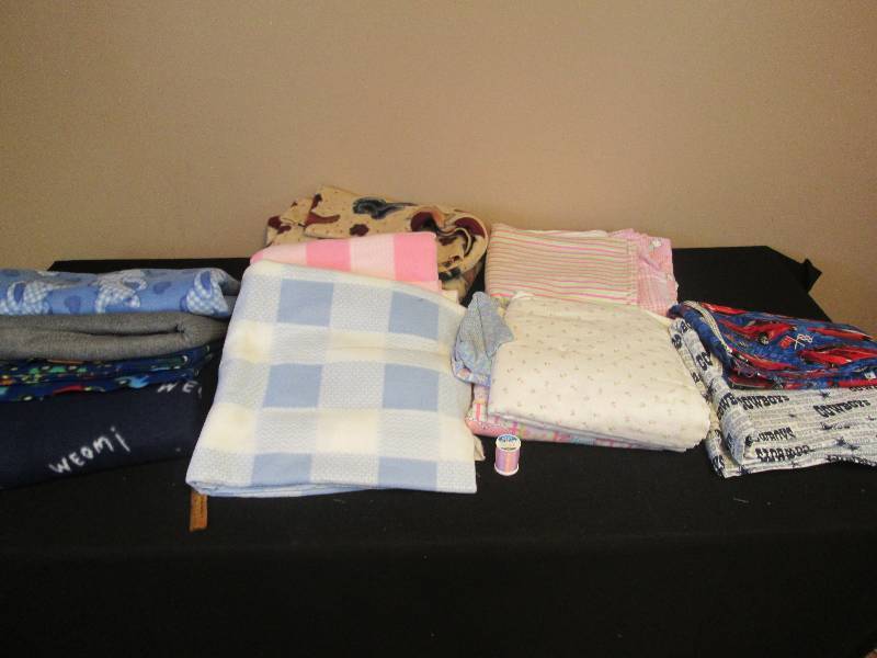 lot 18 image: Tote Full of Quilting Fabric