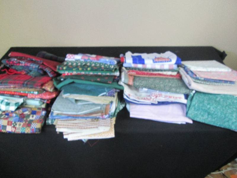 lot 20 image: Tote Full of Quilting Fabric