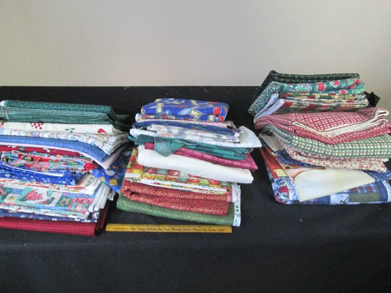 lot 29 image: Tote Full of Quilting Fabric & Fleece Martial