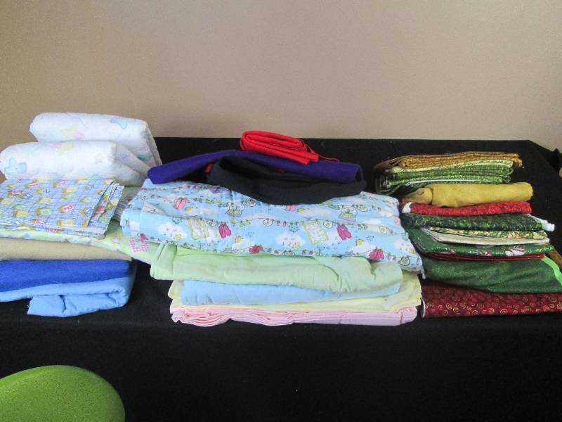 lot 30 image: Tote Full of Quilting Fabric & Fleece Martial
