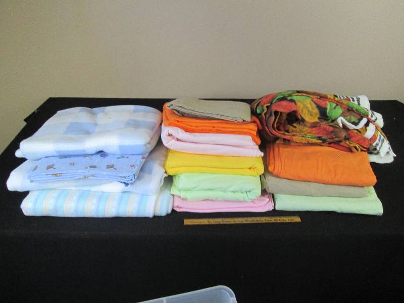 lot 31 image: Tote Full of Quilting Fabric & Fleece Martial