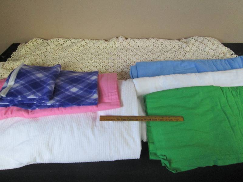 lot 35 image: Fleece Material