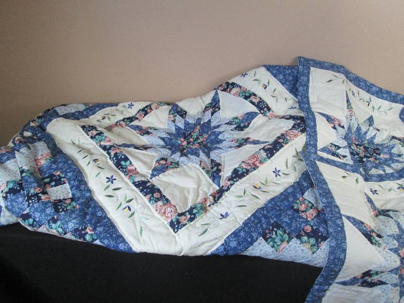 lot 50 image: Queen Size Quilt