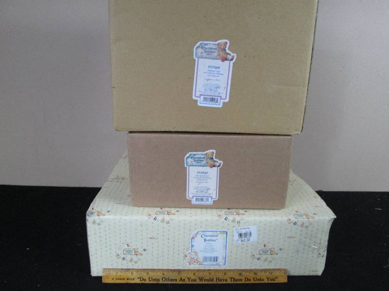 lot 119 image: Cherished Teddies Displays