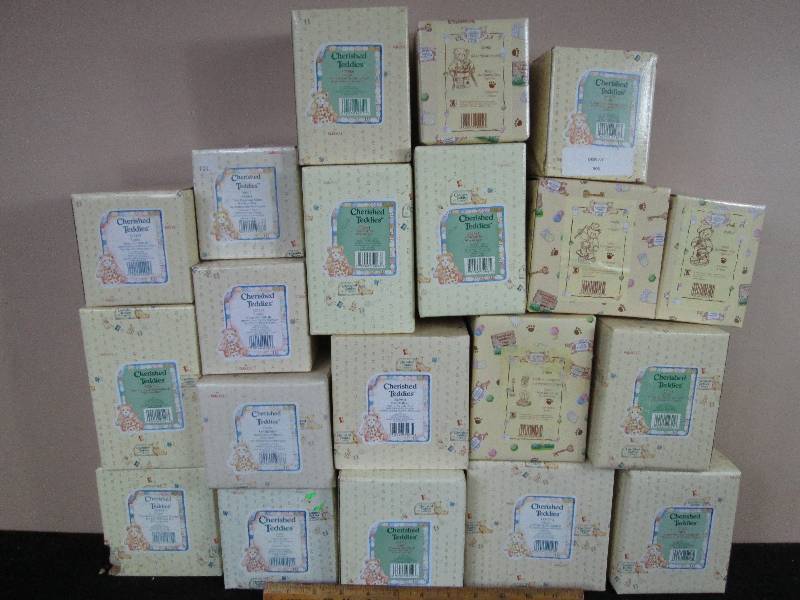lot 126 image: Cherished Teddies